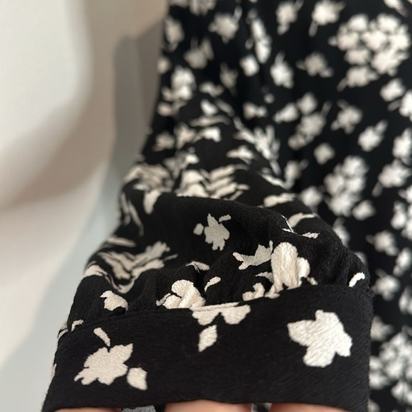 NWOT Loft Floral V-Neck Button Blouse (Lp) - Picture 9 of 12